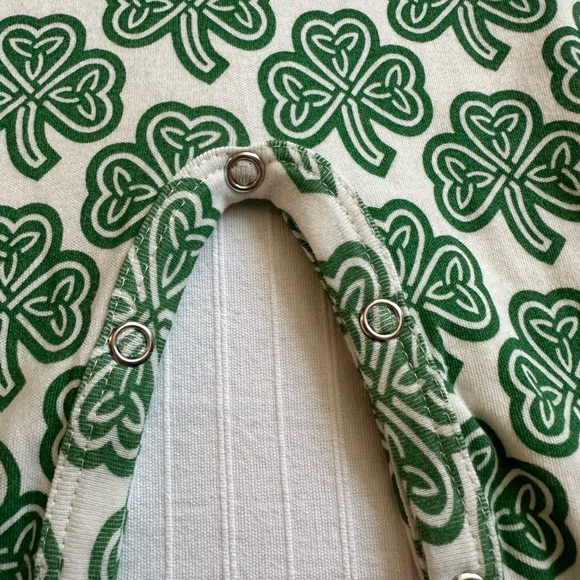 St. Patrick’s Day Clover Romper Kate Quinn 12-18 Months  NWT - Picture 4 of 5